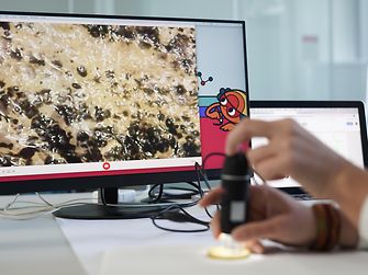 ricercamondo-henkel-bambini-microscopio-scienza