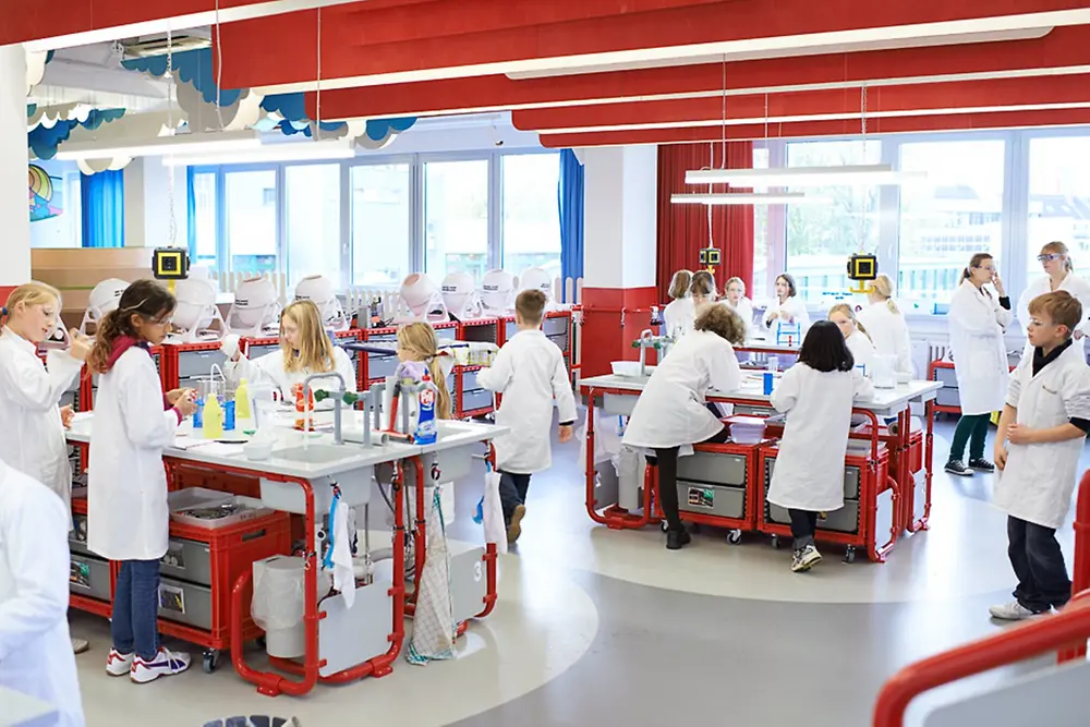 An den „Forscherinseln“ experimentieren die kleinen Forscher